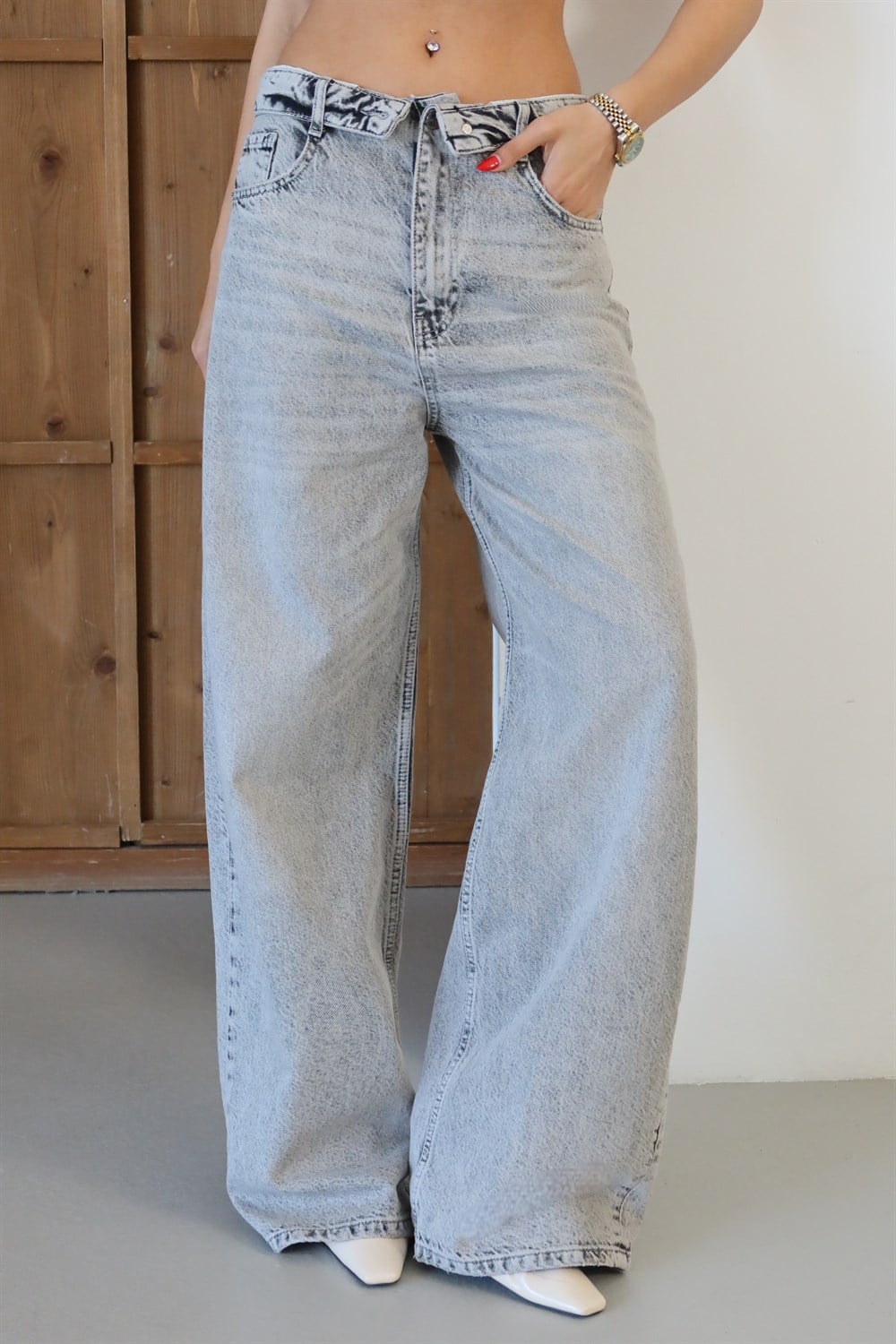 High Waist Wide Leg Jeans with Reversible Belt Detail in Grey - Lacarino Jeans - by Peralane