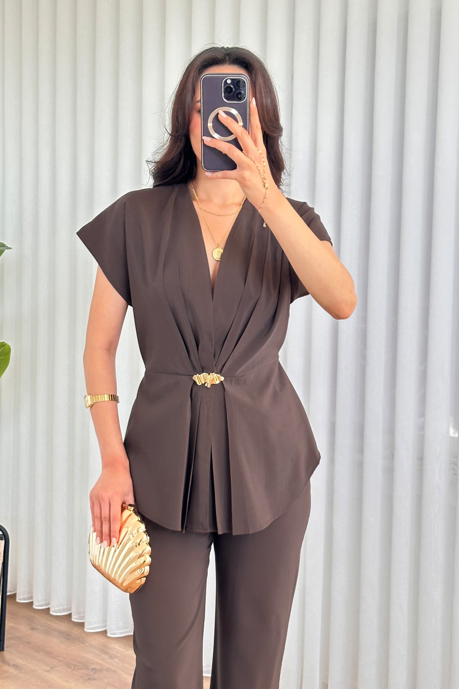 Brown Pleated Co-ord Set with Gold Brooch Blouse and Trousers - Lustri̇n - by Peralane - photo 3