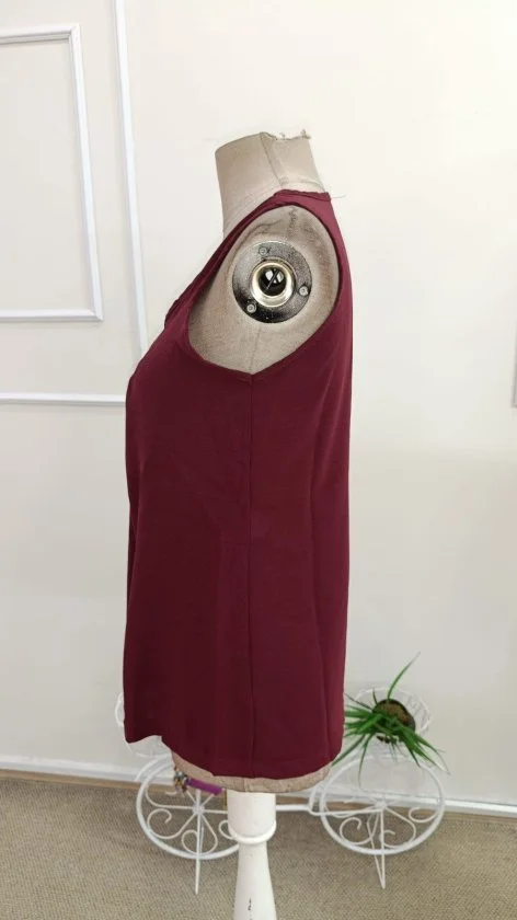Women's Sleeveless V-Neck Blouse in Burgundy - Janes - by Peralane - photo 5