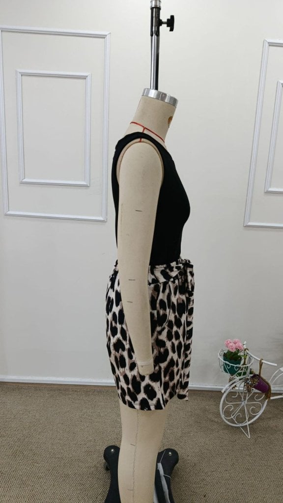 Women's Sleeveless Viscose Top and Leopard Print Shorts Two-Piece Set - Janes - by Peralane - photo 7