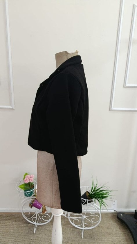 Women's Cropped Suede Jacket with Notched Lapel and Button Detail - Janes - by Peralane - photo 5