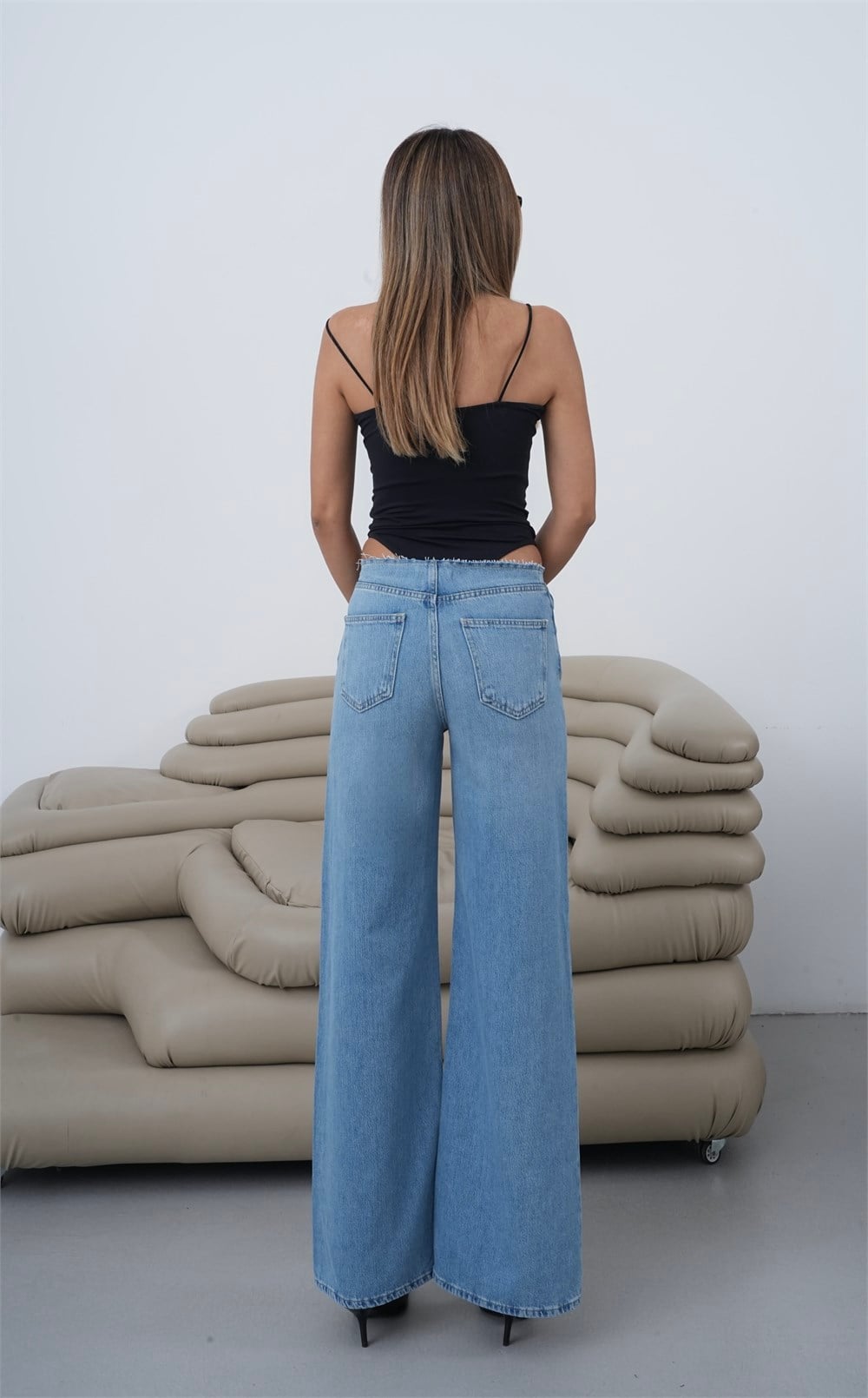 Low Rise Wide Leg Blue Jeans with Frayed Hem Detail - Lacarino Jeans - by Peralane - photo 7