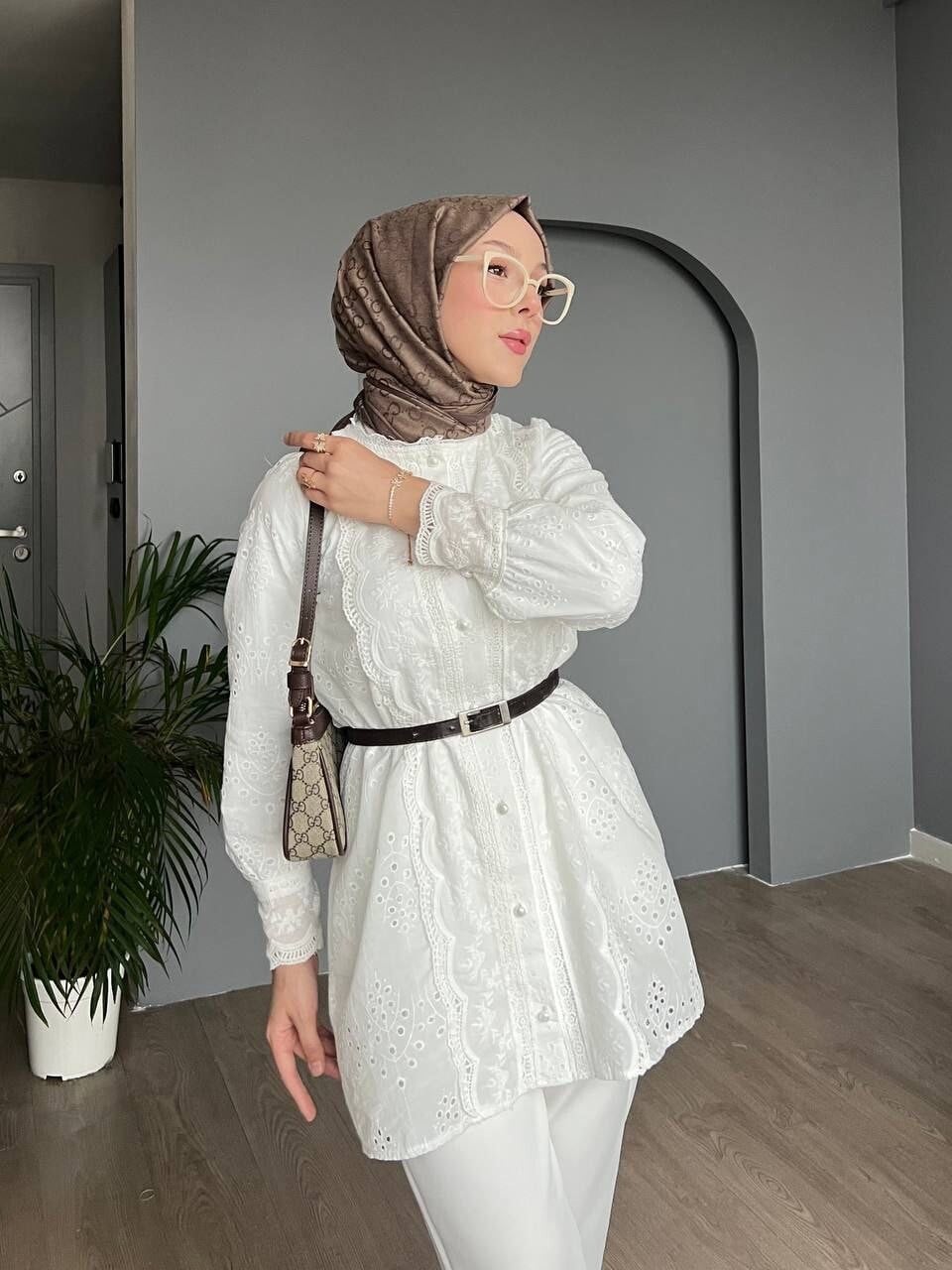 White Lace Collar and Cuff Lined Blouse with Top Button Closure - Podyumplus - by Peralane - photo 7