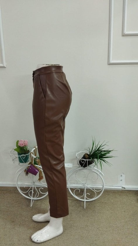 Women's High Waist Faux Leather Trousers with Pockets - Janes - by Peralane - photo 5