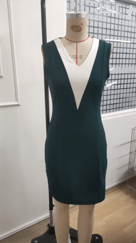 Women's Sleeveless V-Neck Short Crepe Dress in Dark Green - Janes - by Peralane - photo 4