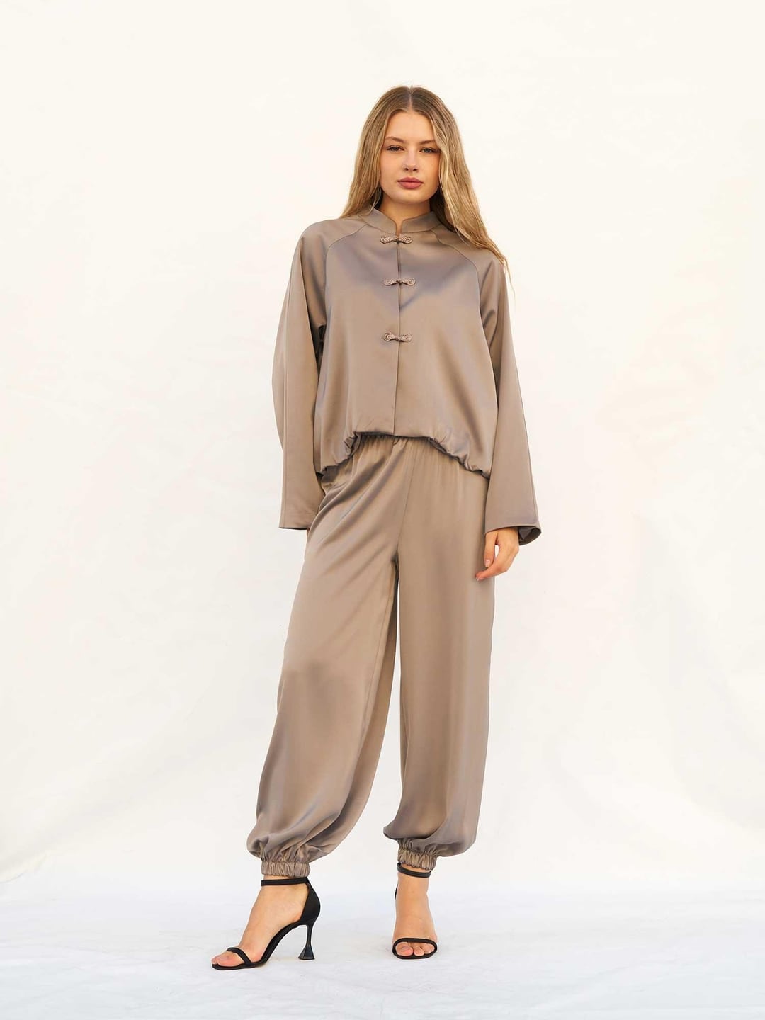 Two-Piece Taupe Satin Loungewear Set with Mandarin Collar Top and Relaxed Trousers - Lefon - by Peralane - photo 4