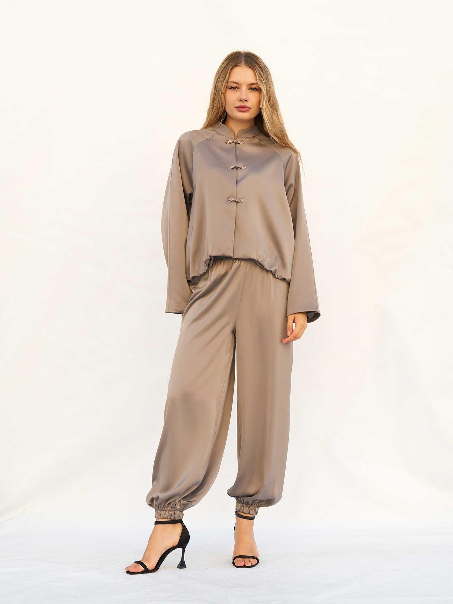 Two-Piece Taupe Satin Loungewear Set with Mandarin Collar Top and Relaxed Trousers - Lefon - by Peralane - photo 4