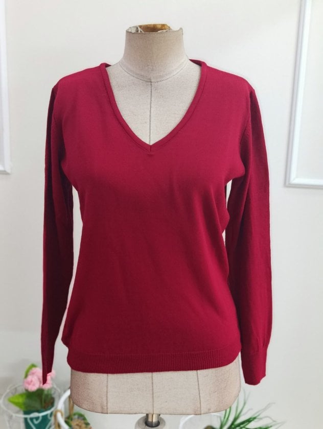 Women's Long Sleeve V-Neck Fine Knit Sweater in Red - Janes - by Peralane - photo 4