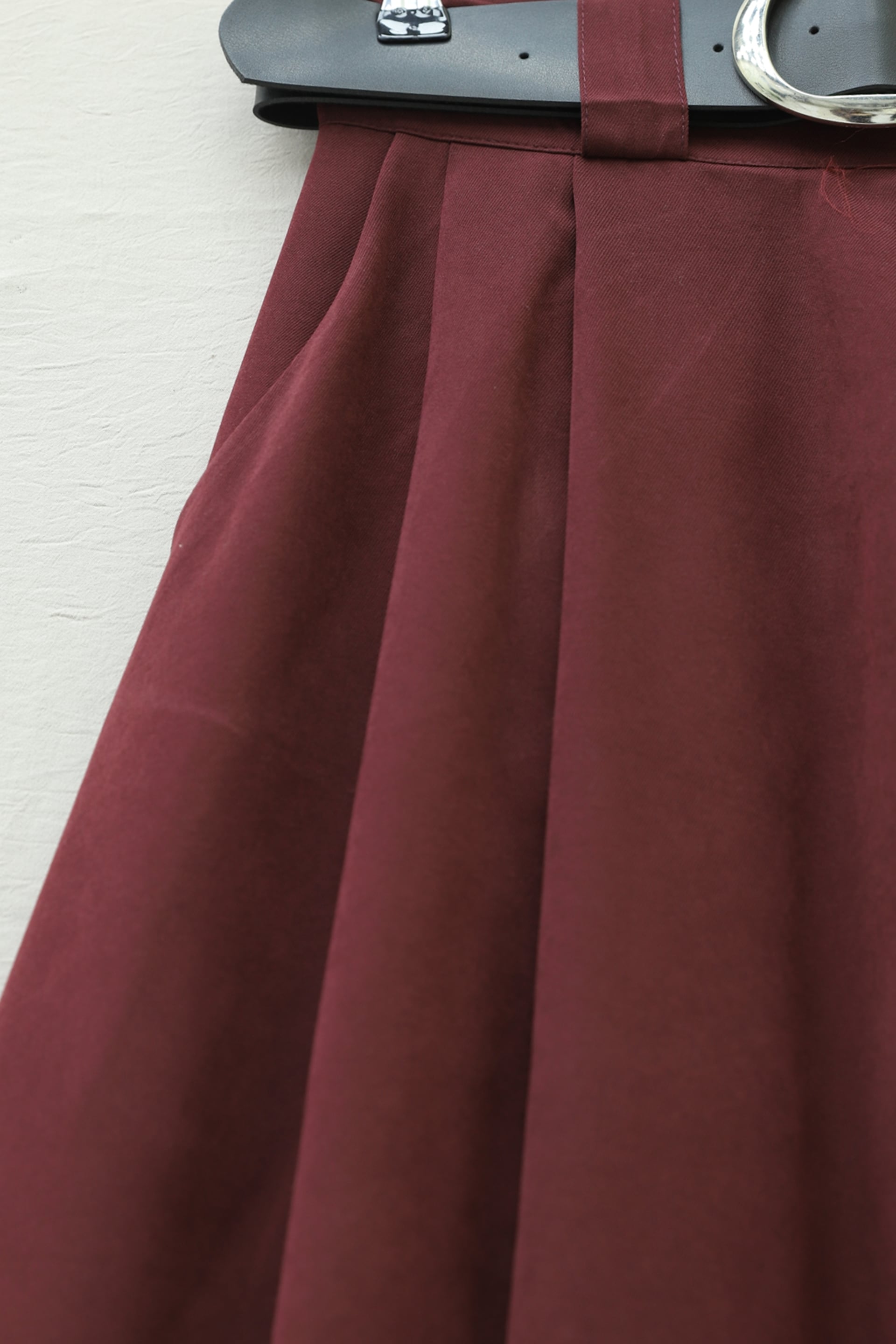 Pleated Front Twill Skirt with Thick Belt and Side Pockets - Maroon - Podyumplus - by Peralane - photo 6