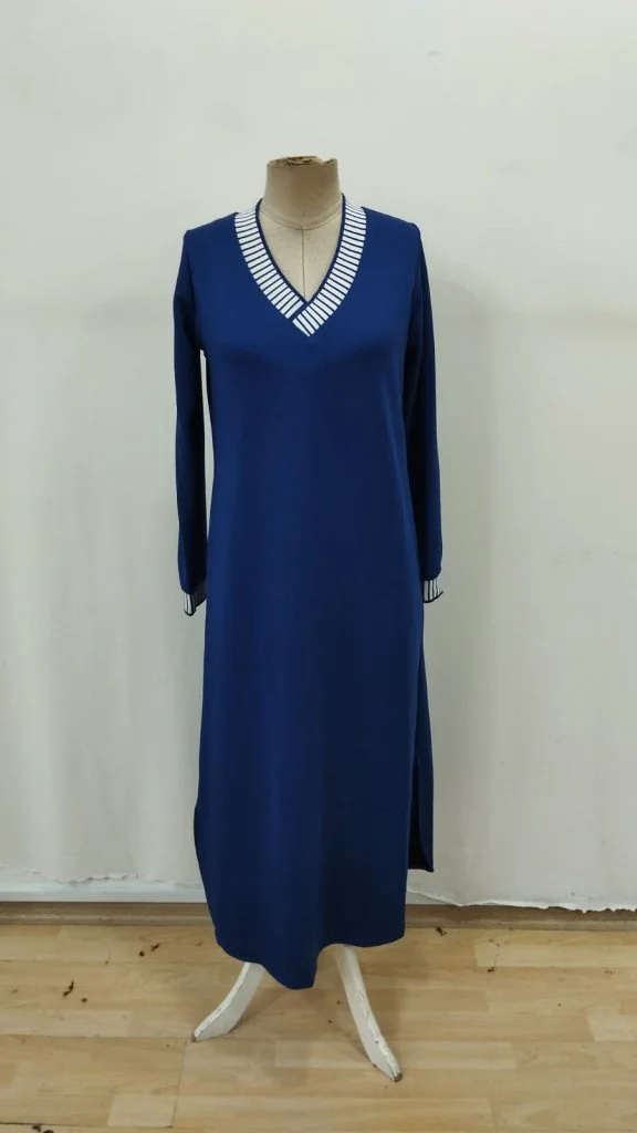 Women's Long Sleeve V-Neck Side Slit Midi Knit Dress in Navy - Janes - by Peralane - photo 4