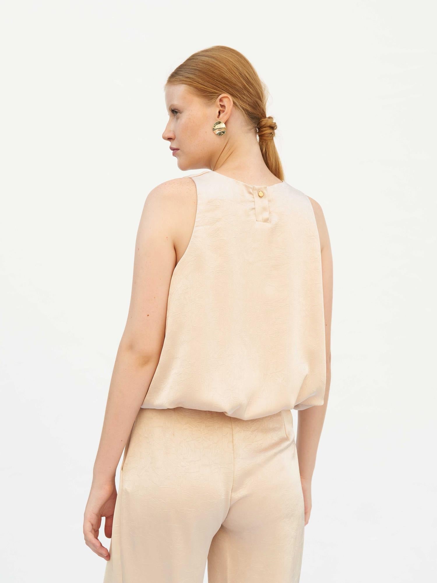Sleeveless Satin Blouse with Round Neckline in Pale Peach - Lefon - by Peralane - photo 3