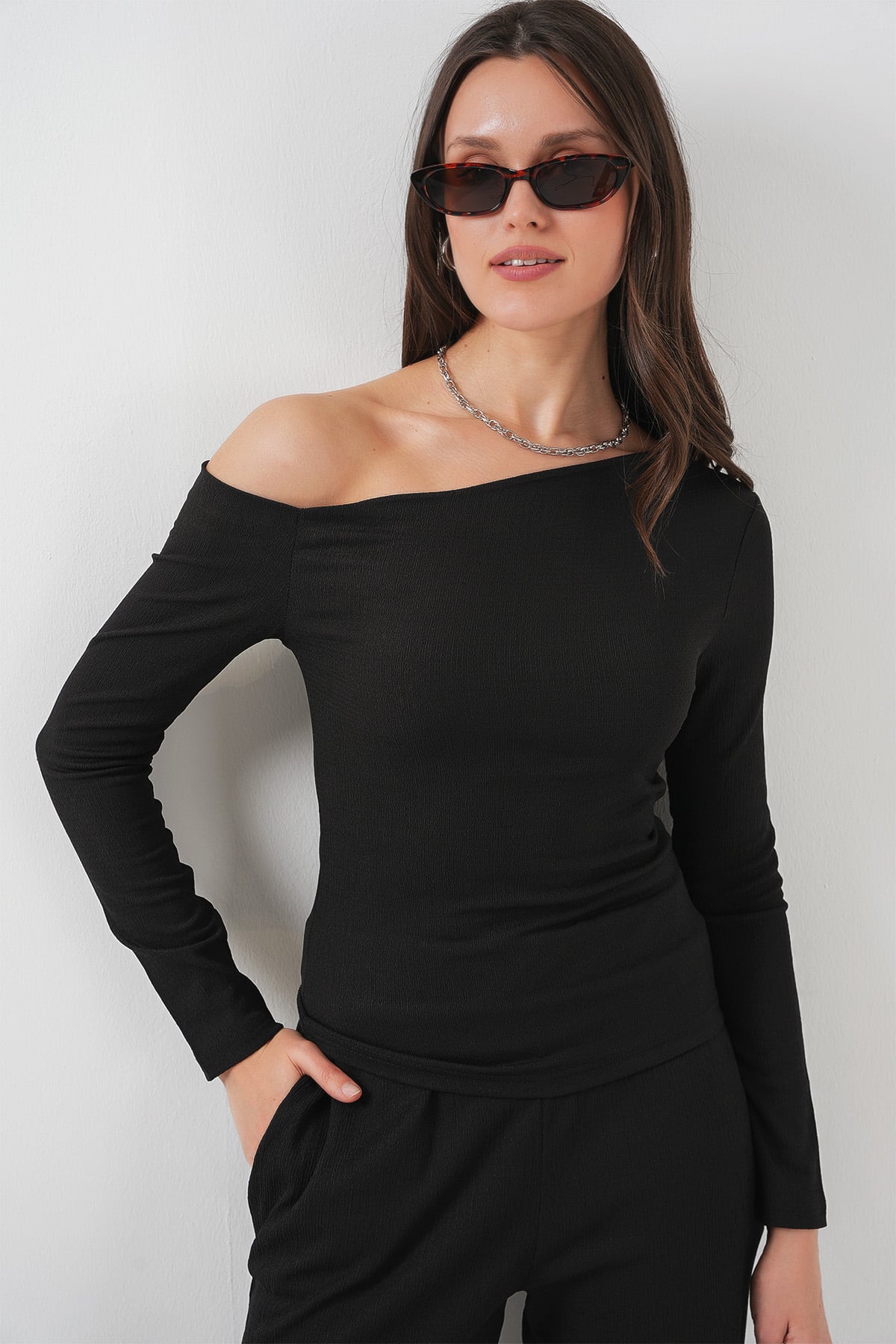Black Off-Shoulder Fitted Top and Pants Set - Bigdart - by Peralane