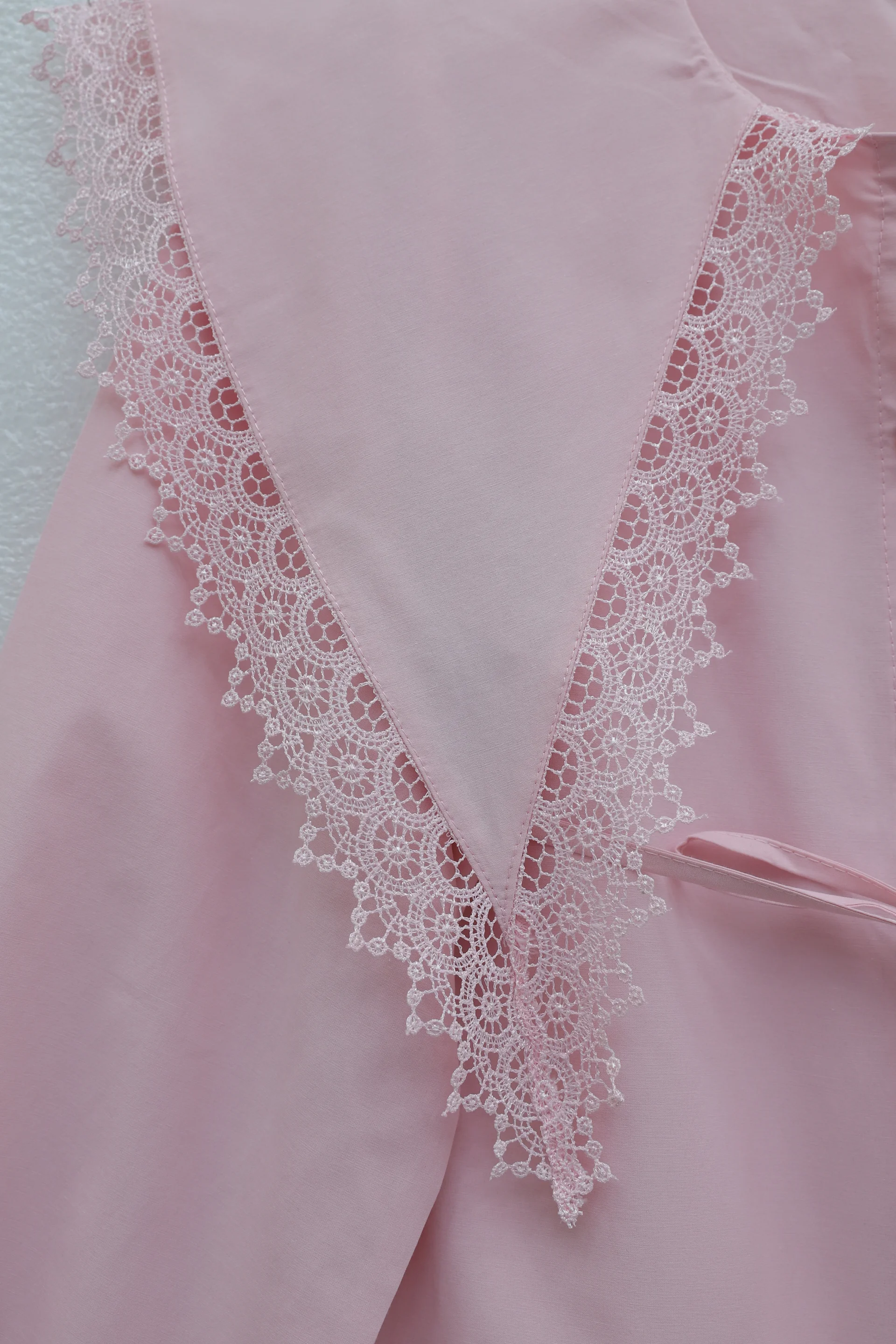 Lace-Trimmed Wide Collar Tie-Front Poplin Blouse with Elastic Cuffs - Pink - Podyumplus - by Peralane - photo 4