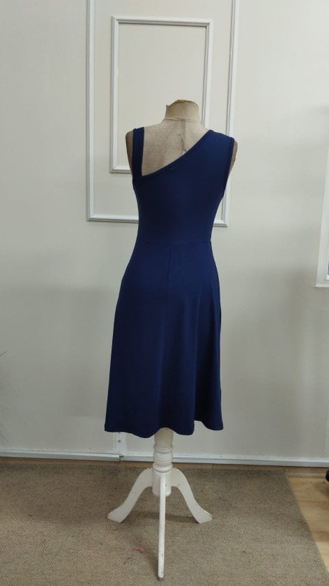 Women's Sleeveless One-Shoulder Dress with Side Buttons and Ribbon Detail - Janes - by Peralane - photo 5