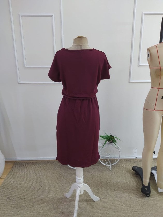 Women's Short-Sleeve Crewneck Jersey Dress in Burgundy - Janes - by Peralane - photo 5