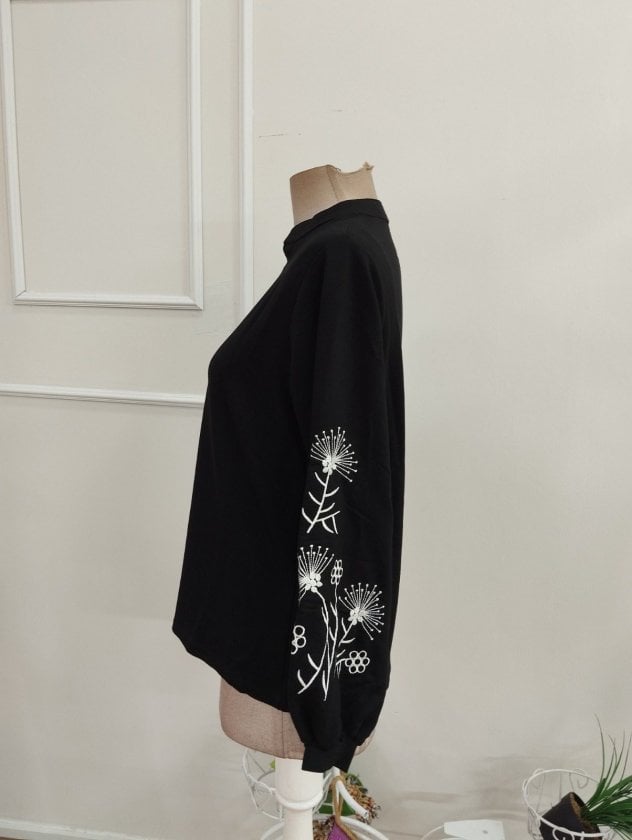 Women's Long Sleeve V-Neck Blouse with Floral Embroidered Sleeves - Janes - by Peralane - photo 5