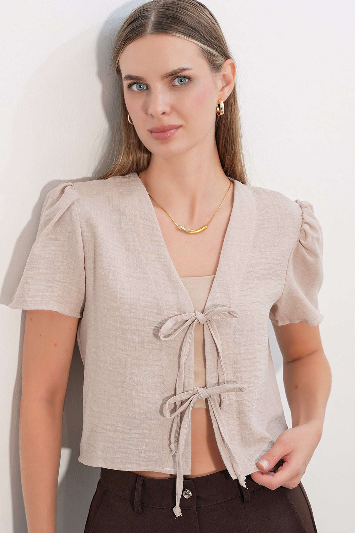 Women's Short-Sleeve Crop Blouse - Beige - Bigdart - by Peralane - photo 2