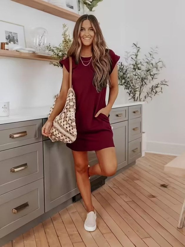 Women's Short-Sleeve Crew Neck Pocket Dress in Burgundy - Janes - by Peralane - photo 5