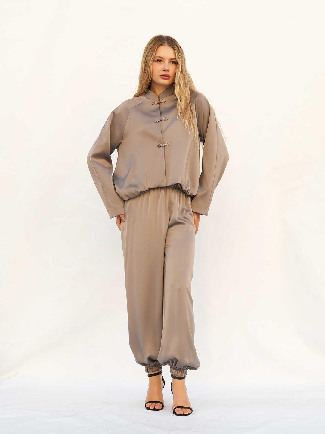 Two-Piece Taupe Satin Loungewear Set with Mandarin Collar Top and Relaxed Trousers - Lefon - by Peralane - photo 5