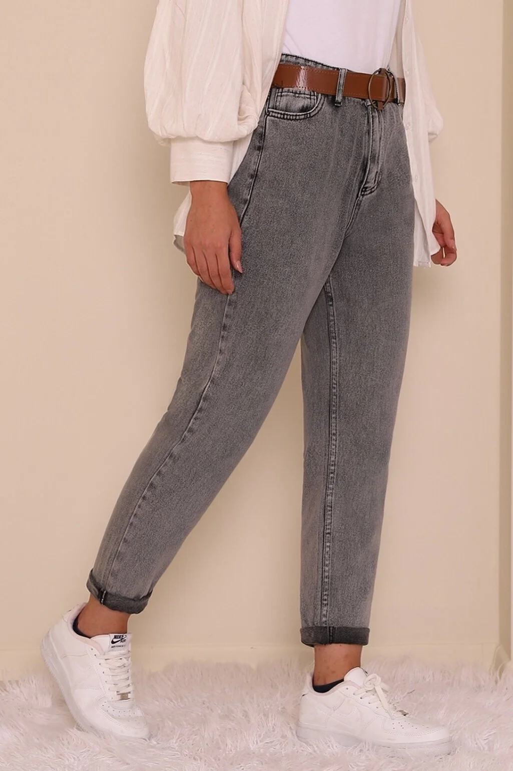 High-Waisted Washed Grey Denim Jeans with Belted Waist - Podyumplus - by Peralane