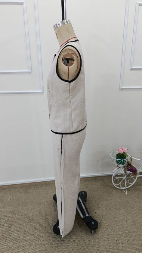 Women's Sleeveless Button-Front Vest and Wide-Leg Trousers Set in Beige - Janes - by Peralane - photo 4