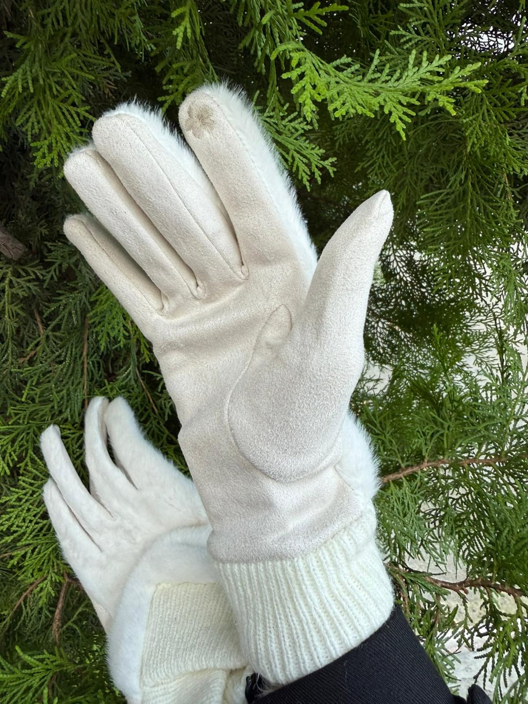 Women's Cream Faux Fur-Trim Knit Gloves with Ribbed Cuff – Pack of 4 - Nesvay - by Peralane - photo 3