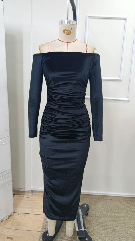 Women's Long-Sleeved Off-Shoulder Velvet Midi Dress in Black - Janes - by Peralane - photo 5