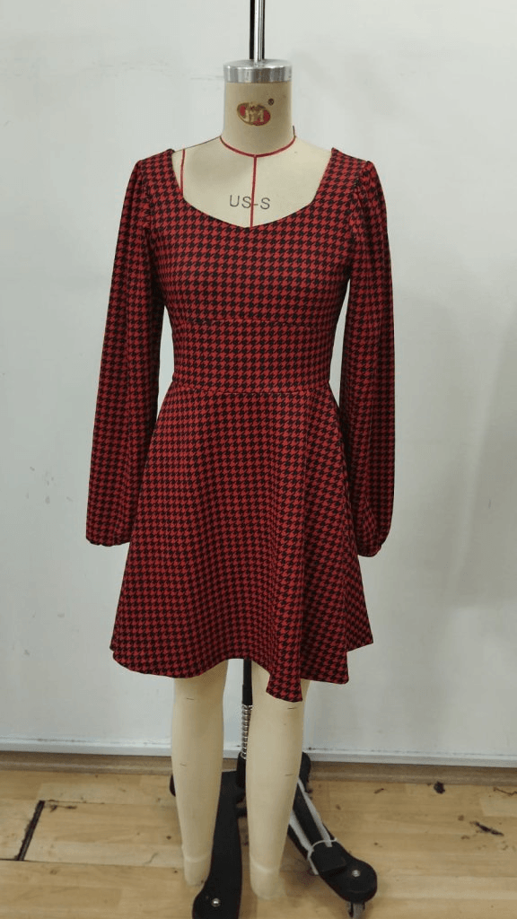 Women's Red Black Houndstooth Mini Dress with Sweetheart Neckline and Puffed Sleeves - Janes - by Peralane - photo 6