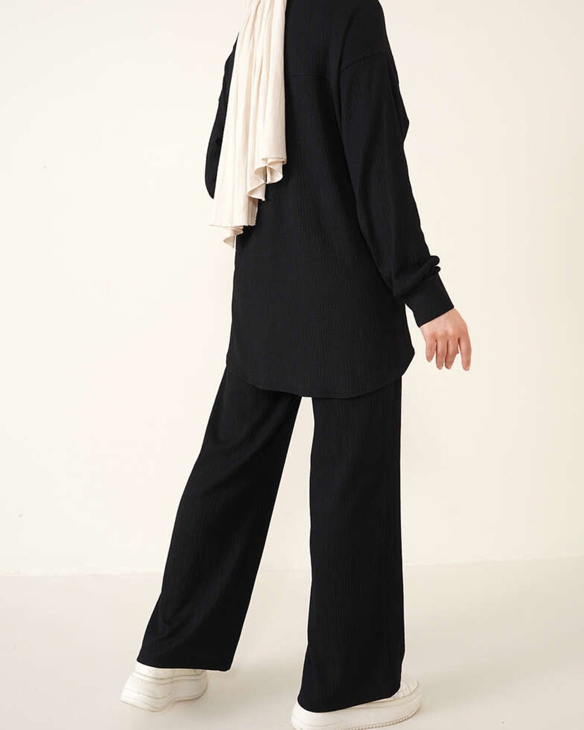 Black Ribbed Knit Modest Two-Piece Set with Blouse and Wide-Leg Trousers - Wholeskop - by Peralane - photo 3