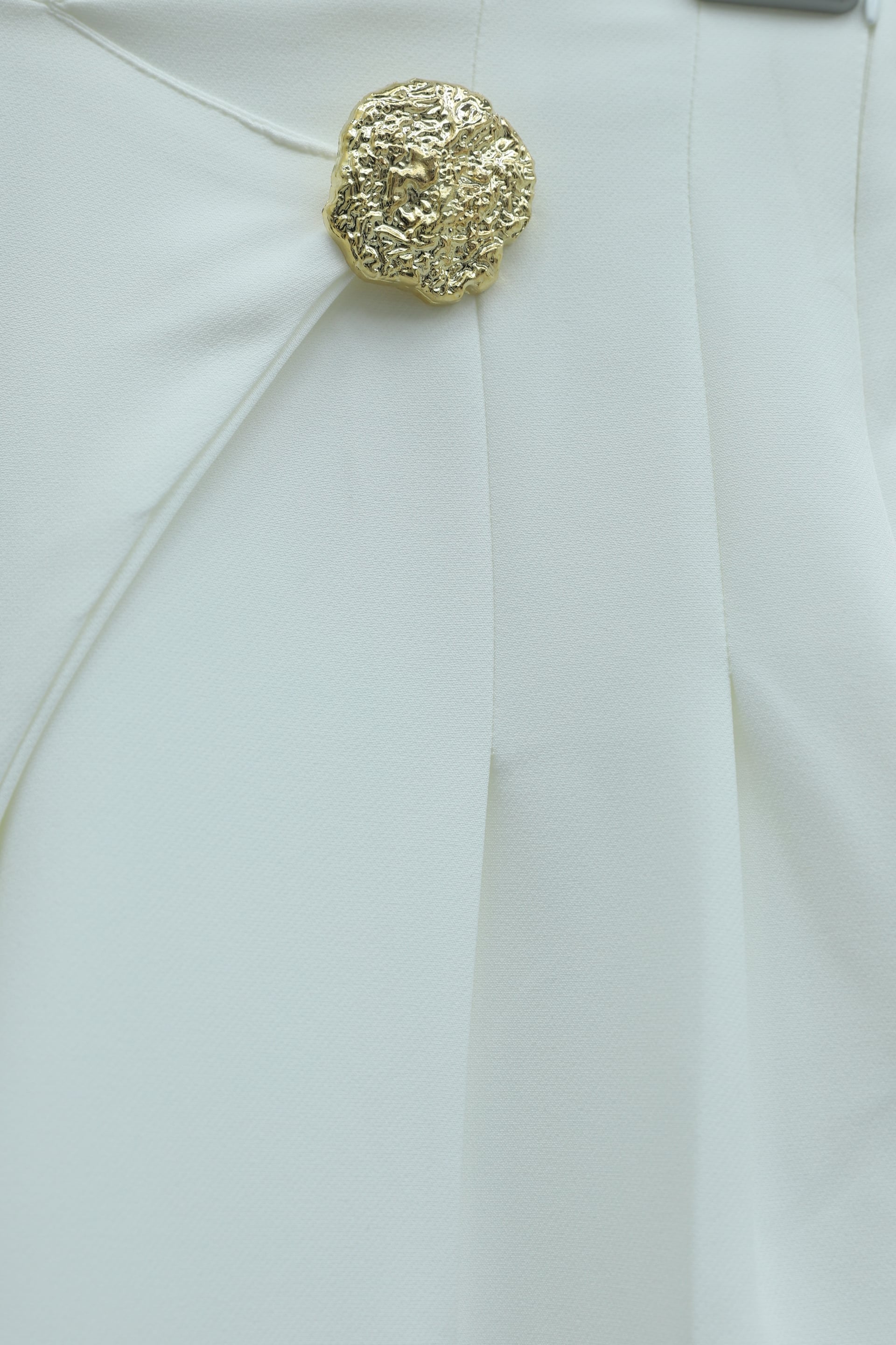 White Wide-Leg Crepe Trousers with Side Zipper and Brooch Detail - Podyumplus - by Peralane - photo 6
