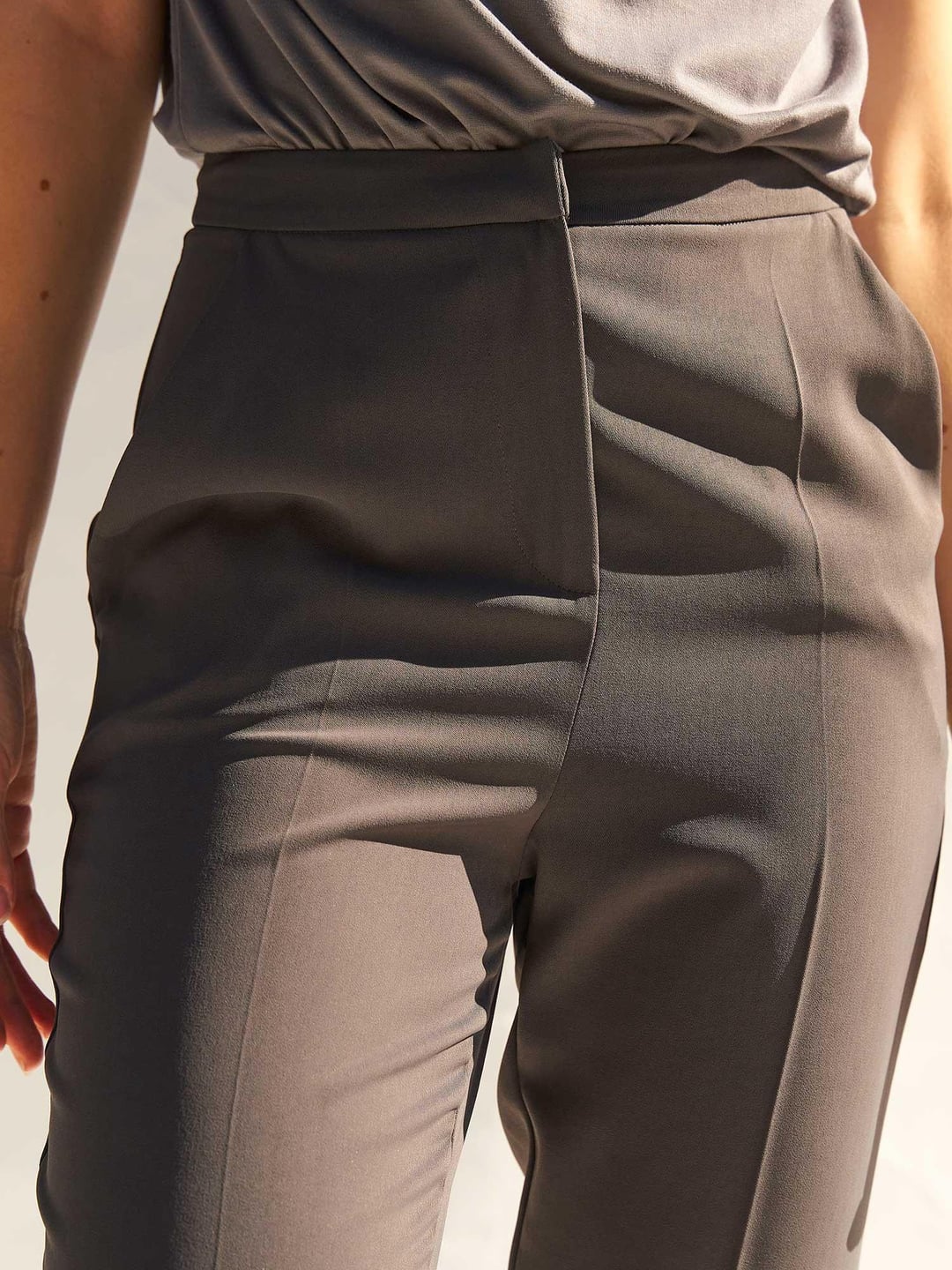 High-Waist Slit Detail Carrot Trousers - Lefon - by Peralane - photo 8