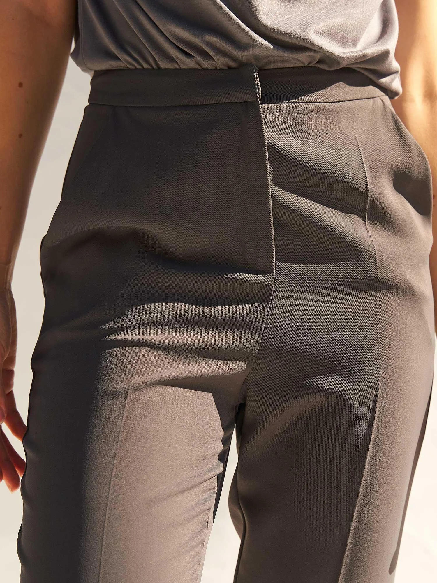 High-Waist Slit Detail Carrot Trousers - Lefon - by Peralane - photo 8