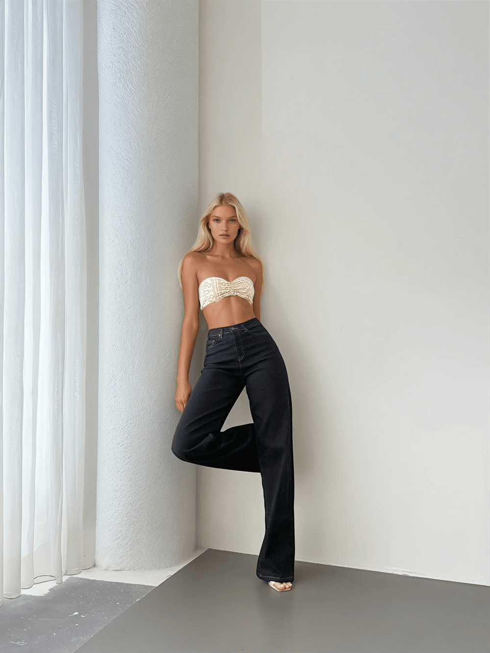 Women's High Waist Flared Rinse Jeans with Frayed Hem - Lacarino Jeans - by Peralane