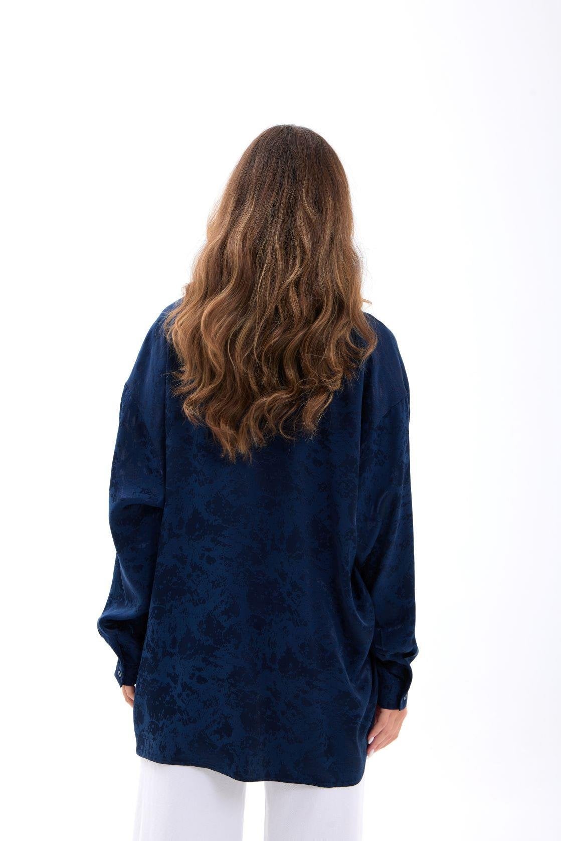 Long-Sleeved Collared Blouse in Dark Blue with Textured Pattern - Fame - by Peralane - photo 3