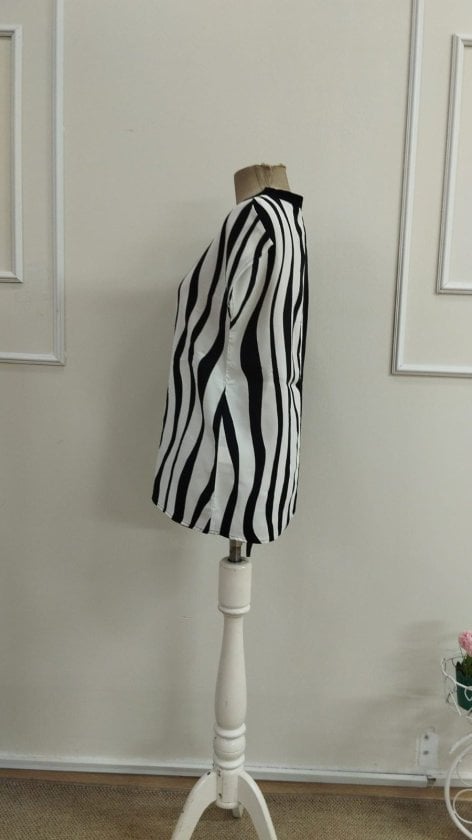 Women's Short-Sleeved Split Neck Woven Viscose Blouse - Janes - by Peralane - photo 5