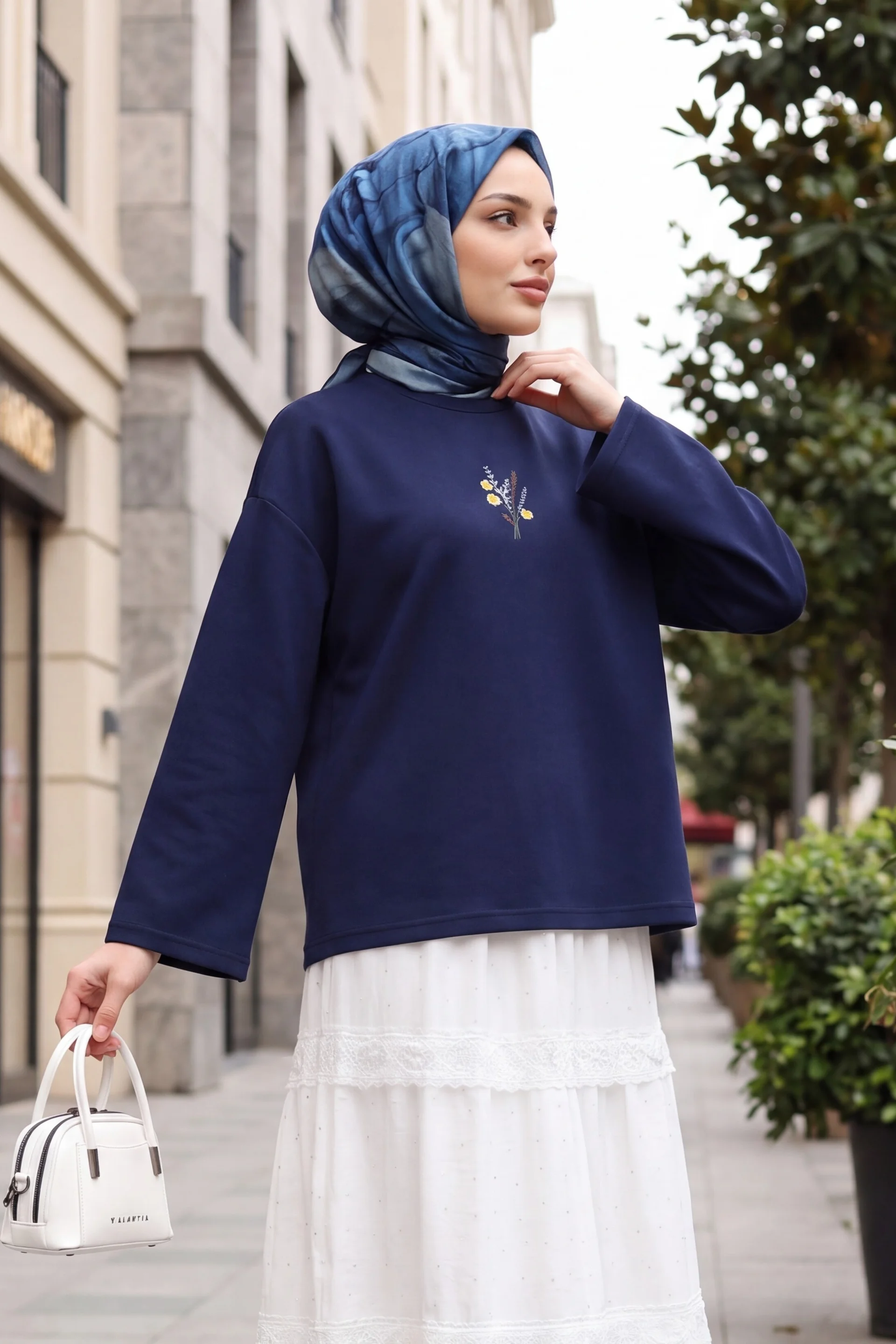 Navy Blue Women's Oversized Sweatshirt with Floral Embroidery - Podyumplus - by Peralane