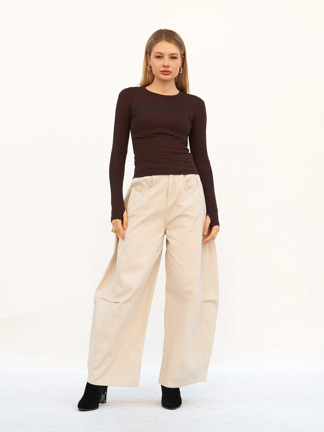 Women's Long-Sleeved Ribbed Knit T-Shirt with Thumbholes - Dark Brown - Lefon - by Peralane - photo 2