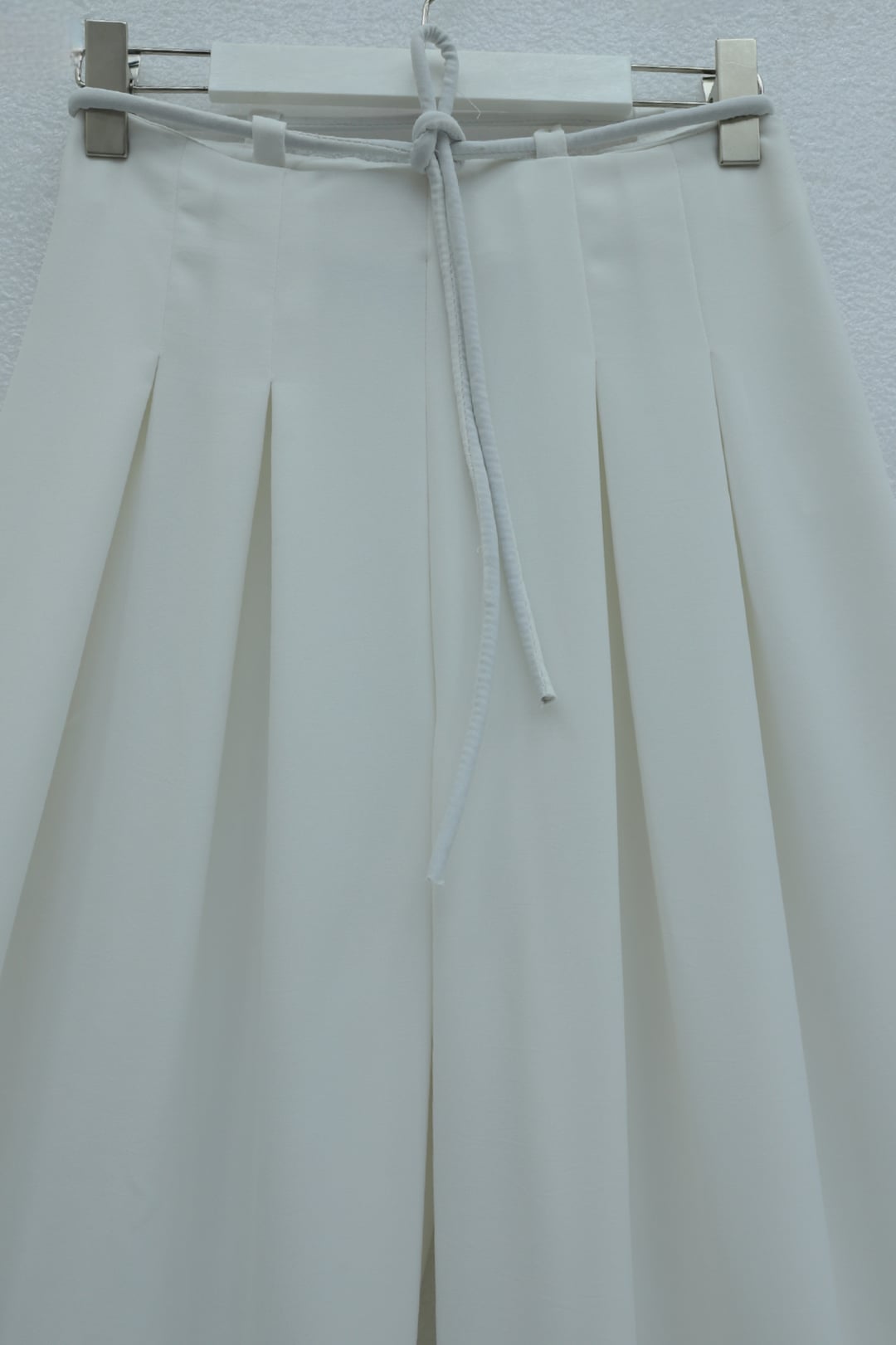 Drawstring Pleated Wide-Leg Trousers in White - Podyumplus - by Peralane - photo 4