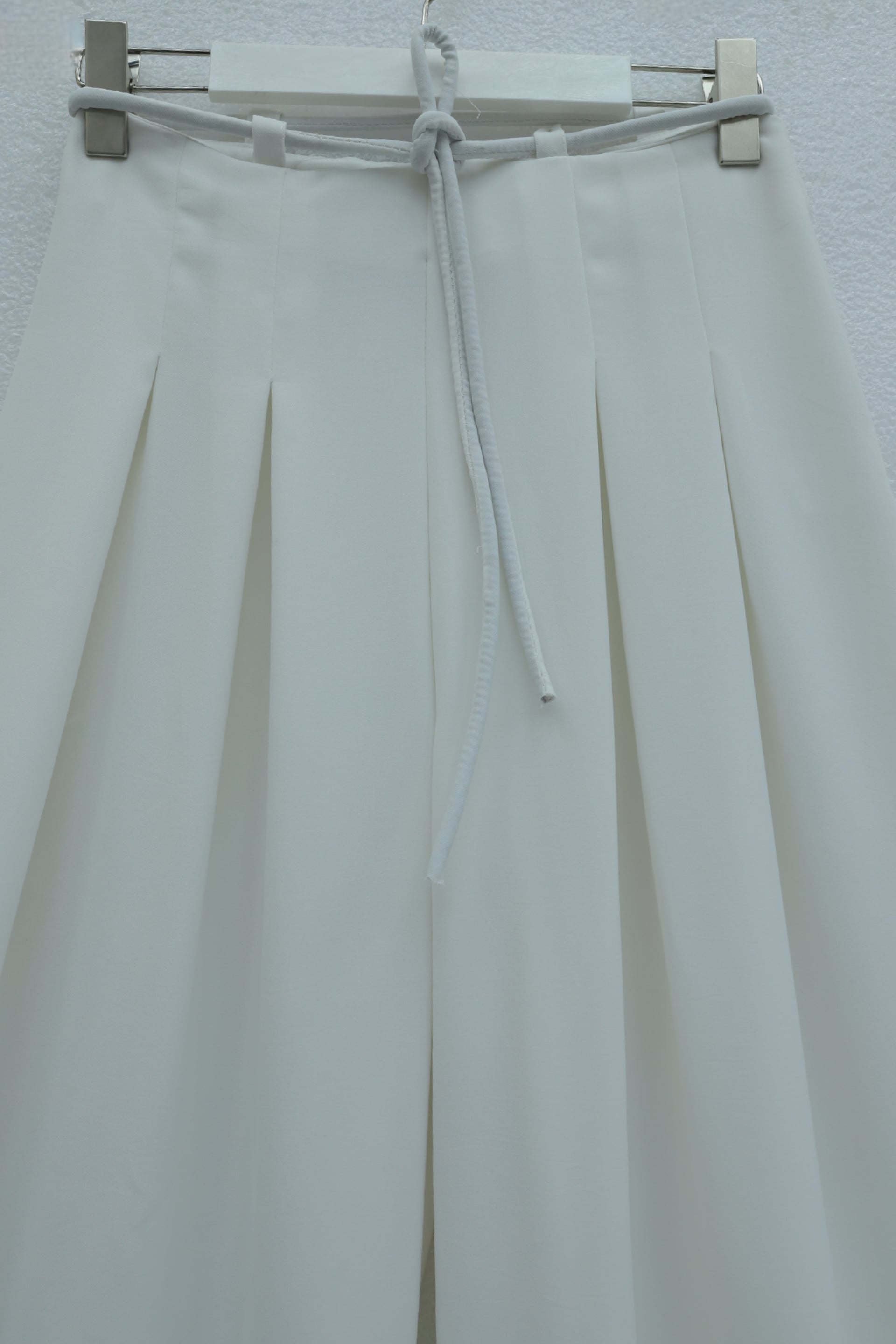 Drawstring Pleated Wide-Leg Trousers in White - Podyumplus - by Peralane - photo 4