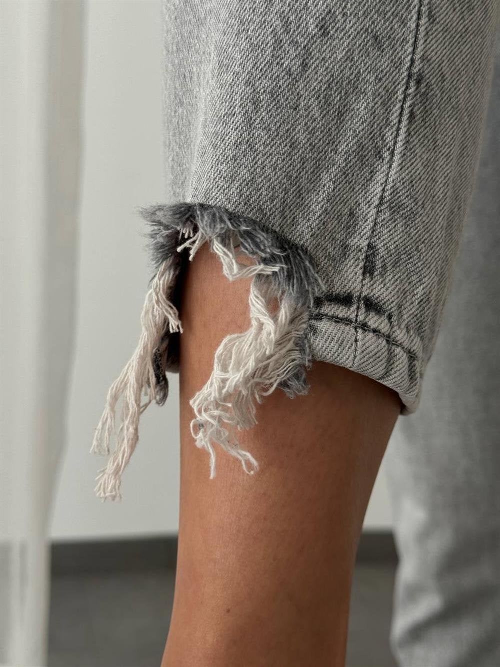 High-Waist Mom Fit Jeans with Frayed Hem in Light Grey - Lacarino Jeans - by Peralane - photo 2