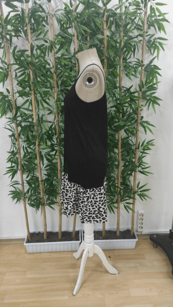 Women's Black Sleeveless V-Neck Dress with Leopard Print Ruffled Hem - Janes - by Peralane - photo 7
