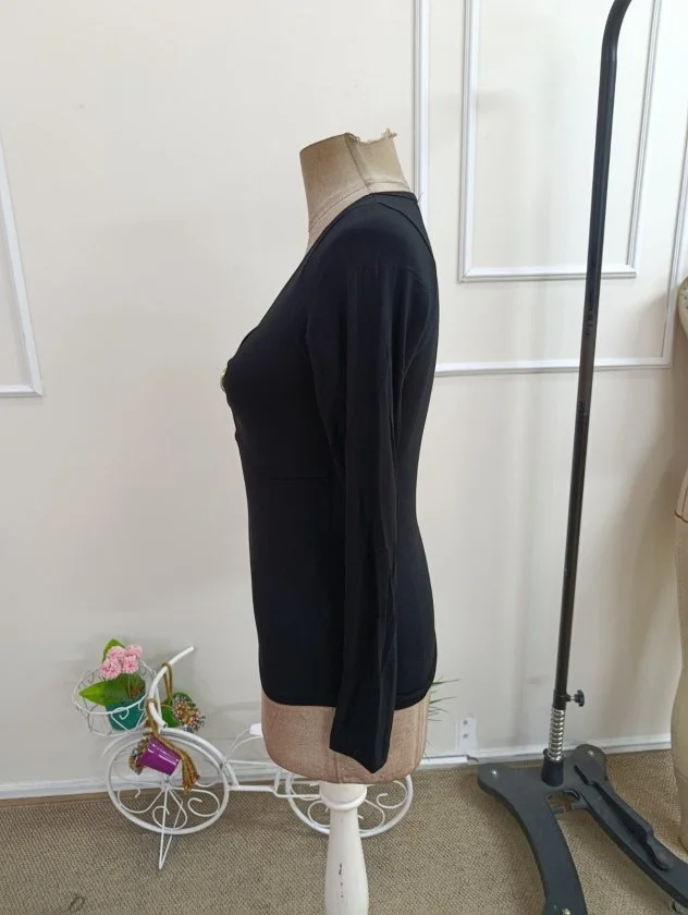 Women's Long-Sleeved V-Neck Knit Blouse with Gold-Tone Ring Detail - Janes - by Peralane - photo 5