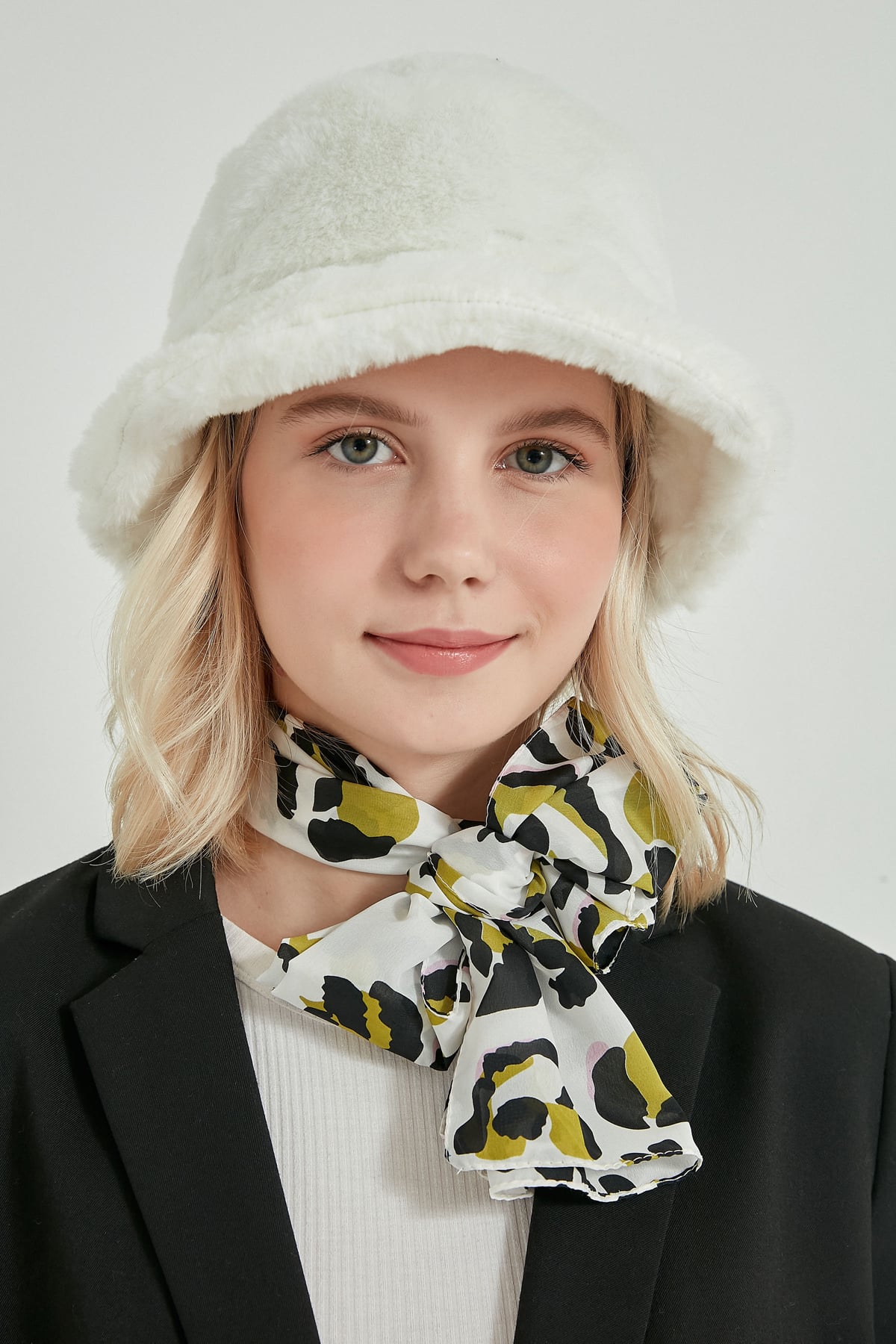White Plush Bucket Hat - Nesvay - by Peralane