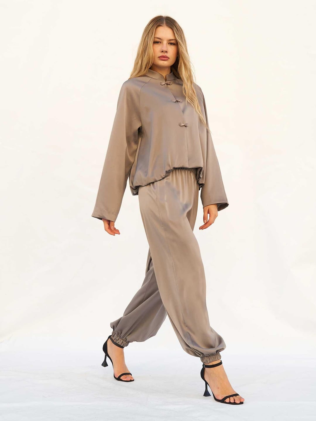 Two-Piece Taupe Satin Loungewear Set with Mandarin Collar Top and Relaxed Trousers - Lefon - by Peralane - photo 7