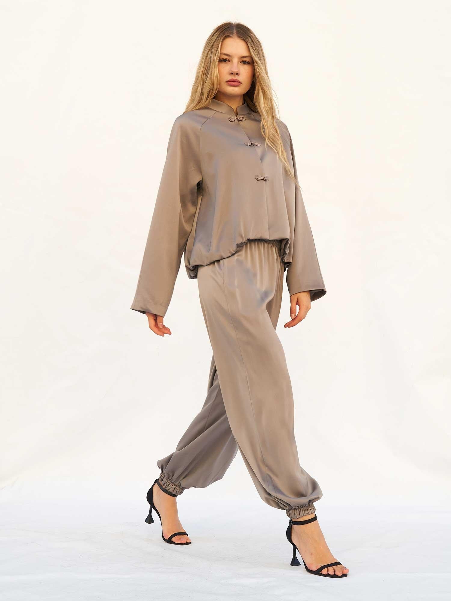 Two-Piece Taupe Satin Loungewear Set with Mandarin Collar Top and Relaxed Trousers - Lefon - by Peralane - photo 7