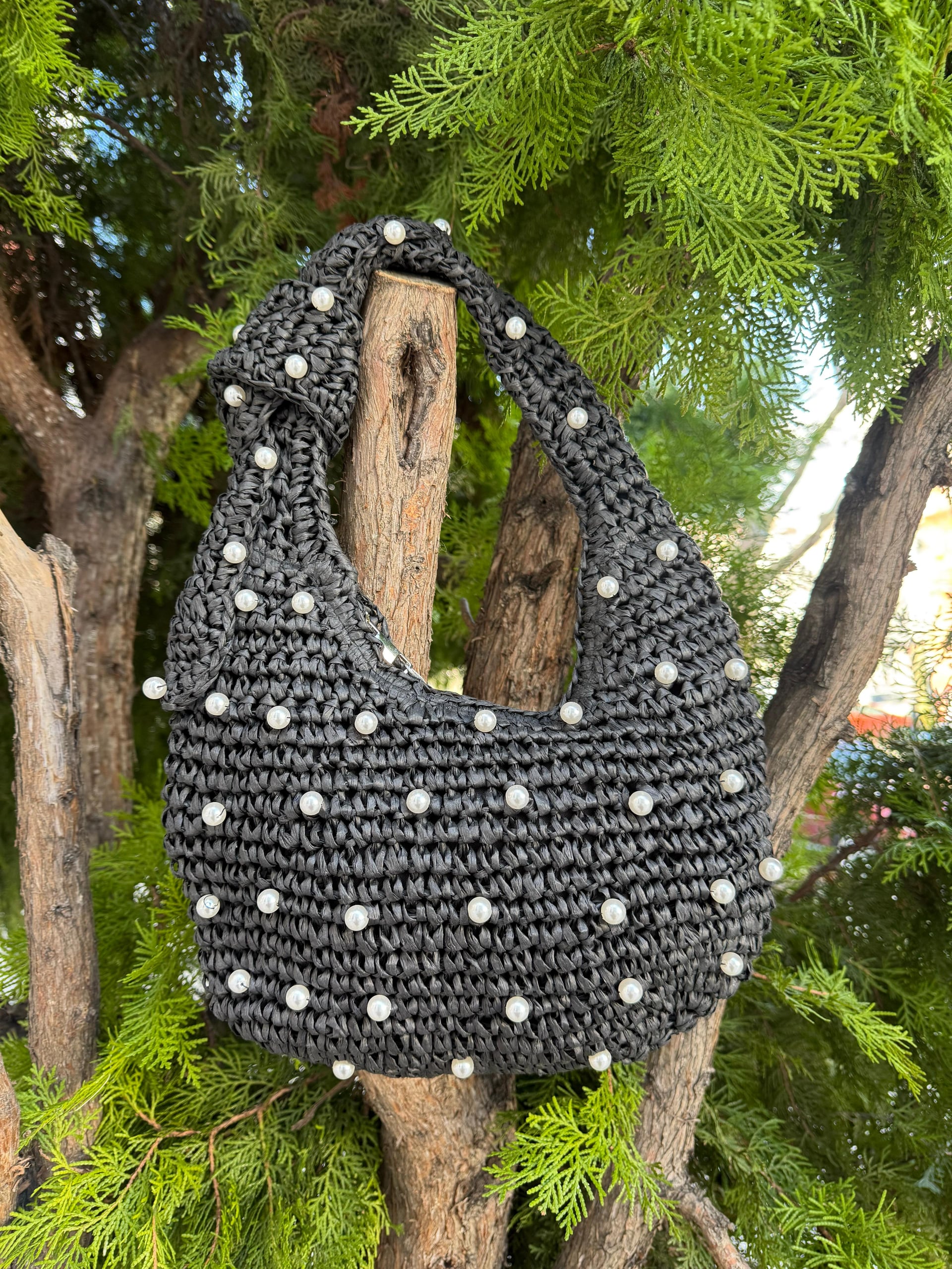 Black Woven Straw Handbag with Pearl Details - Nesvay - by Peralane - photo 2