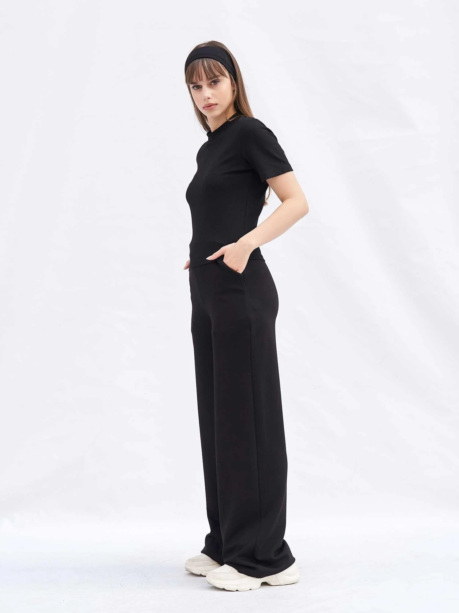 Black Mock Neck Short-Sleeve Crop T-Shirt - Lefon - by Peralane - photo 5