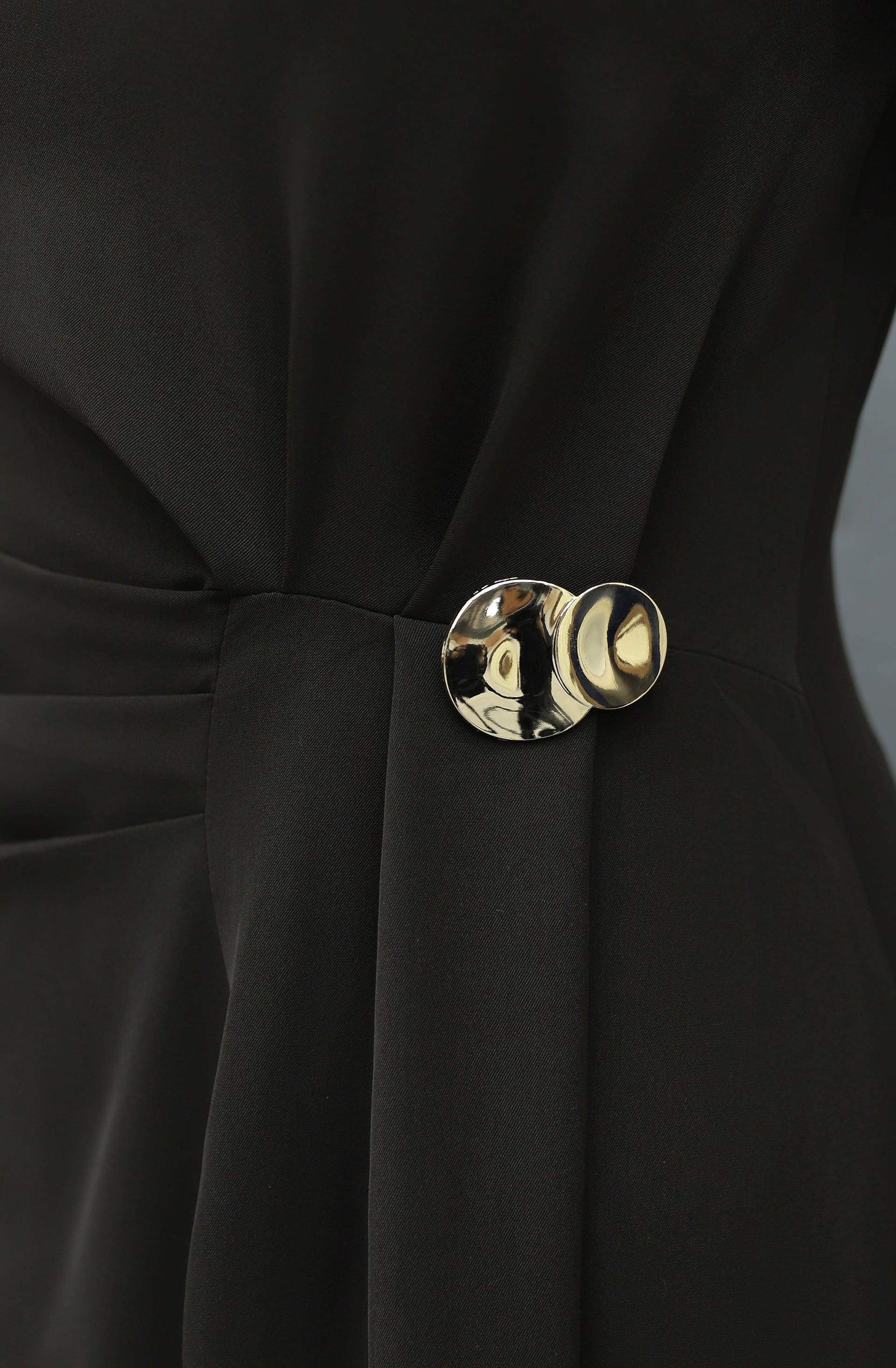 Brown Double Crepe Dress with Pleated Shoulder and Brooch Detail - Podyumplus - by Peralane - photo 6