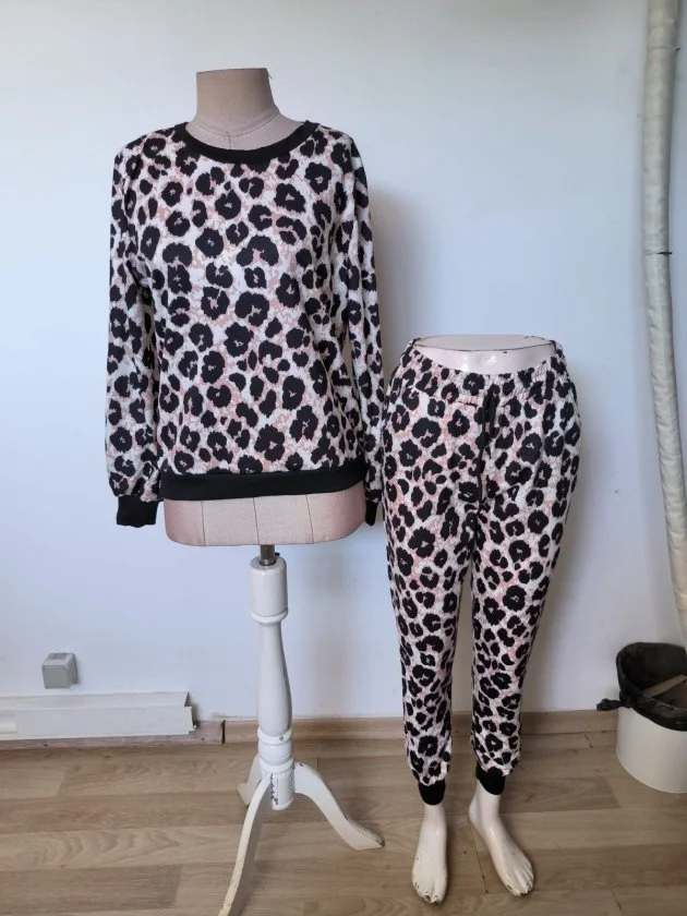 Women's Two-Piece Leopard Print Loungewear Set with Sweatshirt and Trousers - Janes - by Peralane - photo 5
