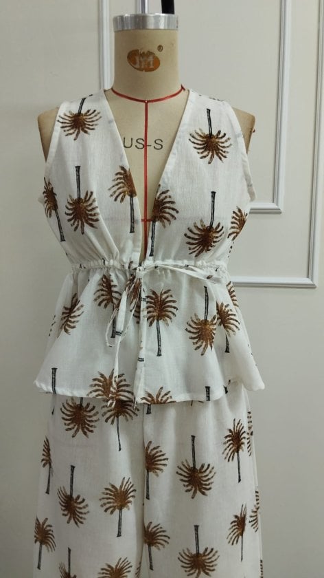 Women's Beige Palm Print Sleeveless V-Neck Tie Waist Blouse and Wide-Leg Trousers Two-Piece Set - Janes - by Peralane - photo 3